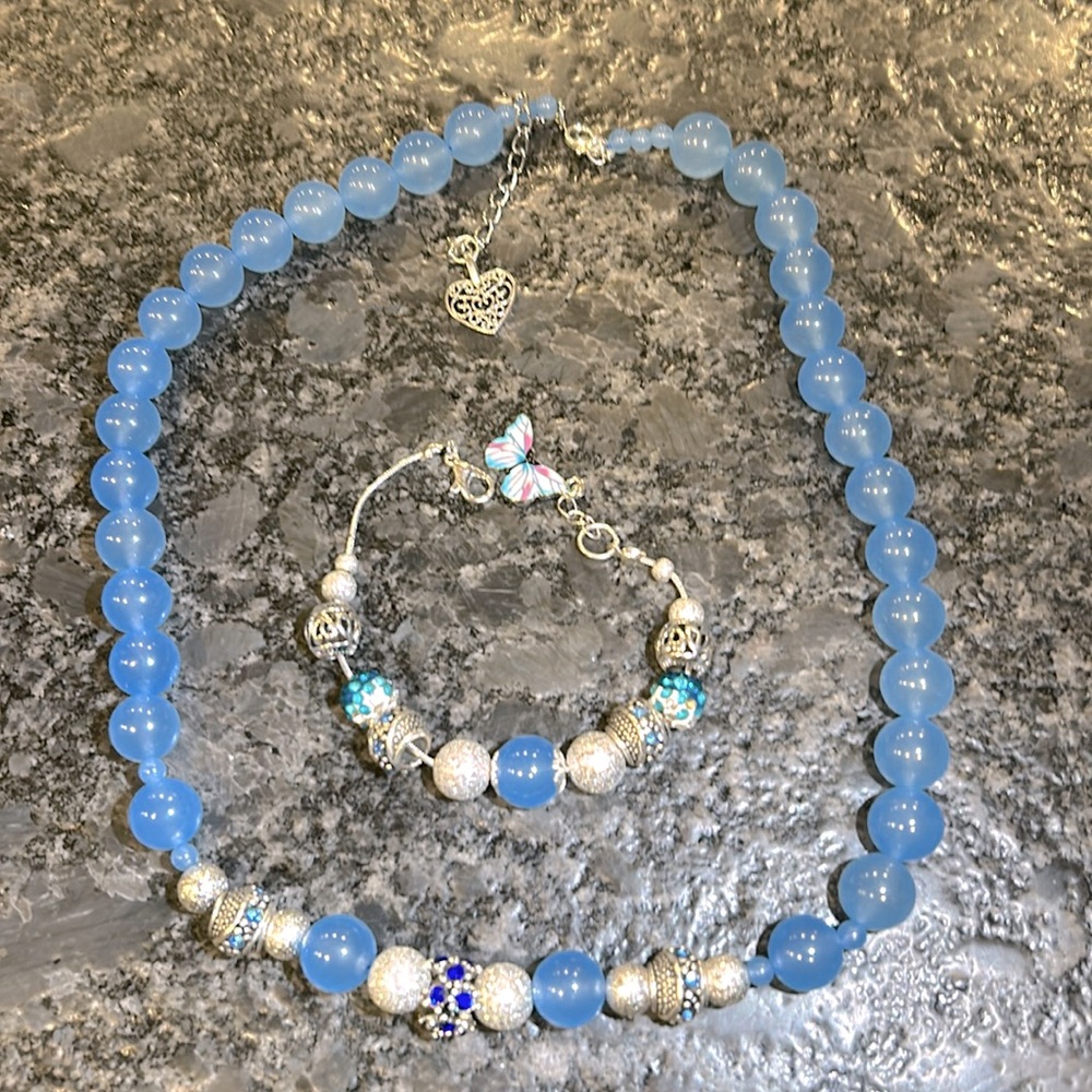 Necklace and bracelet set
Handmade
16 and 5 inches ya